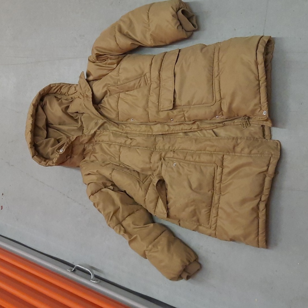 Ladies winter knee length puffer winter coat. Warm but lightweight do a bundle🤑